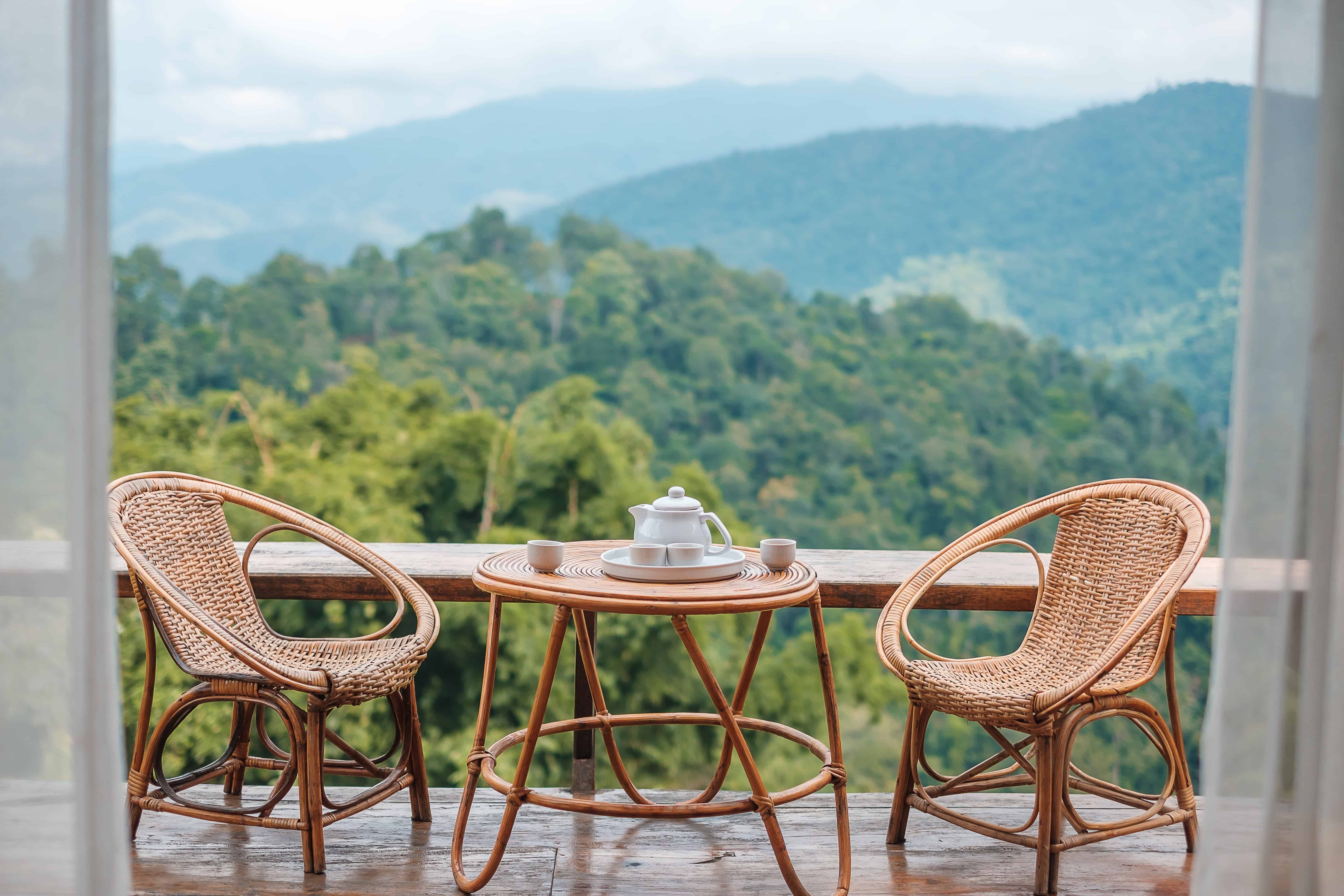 Teapot,Set,On,Table,In,The,Morning,With,Mountain,View