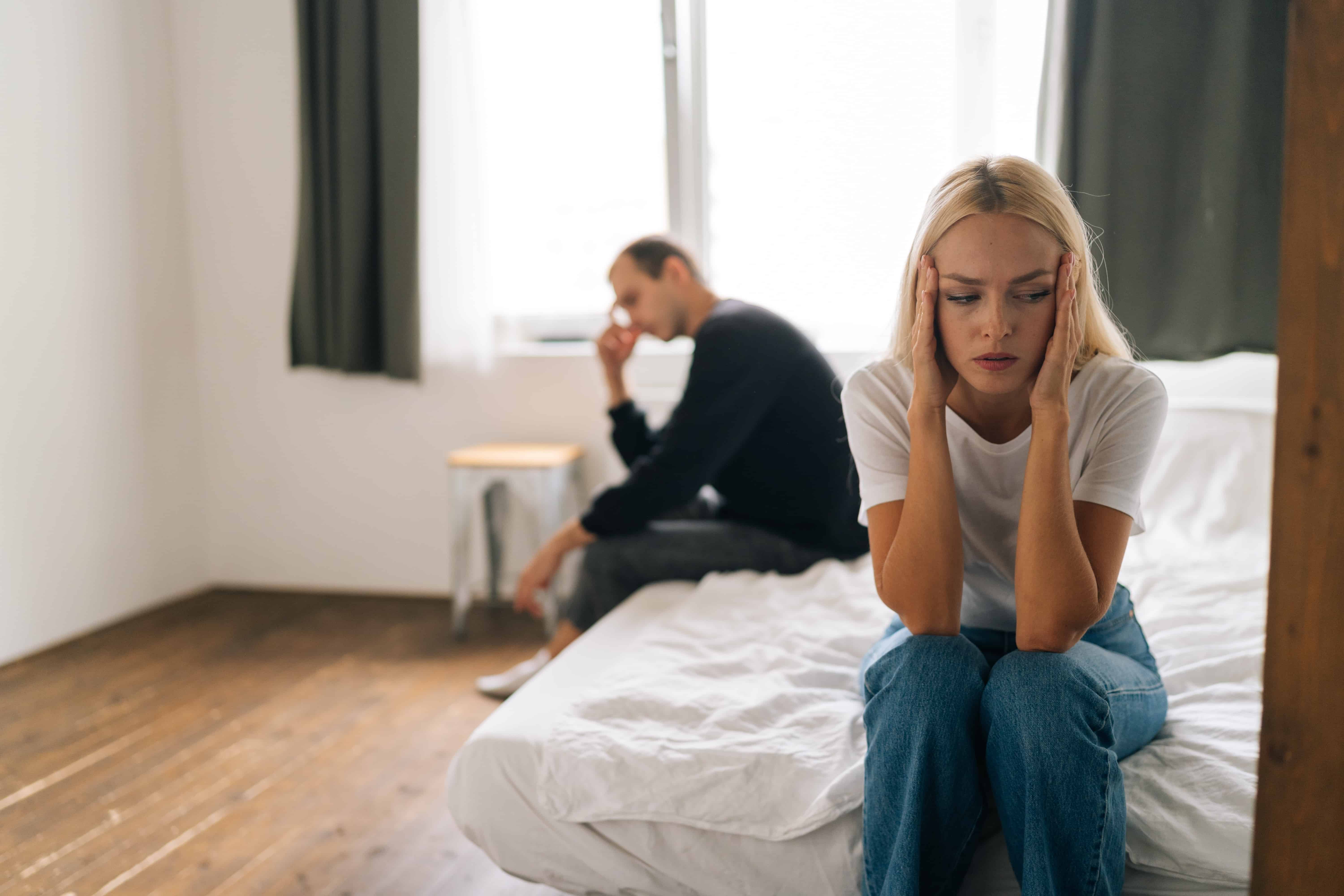 signs of an emotionally unavailable partner 